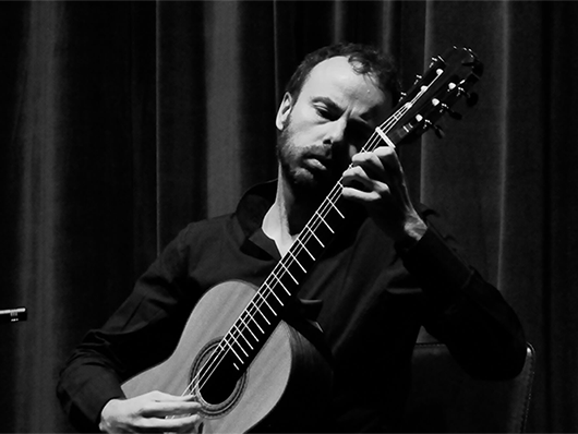 Lorenzo Micheli plays in black and white.