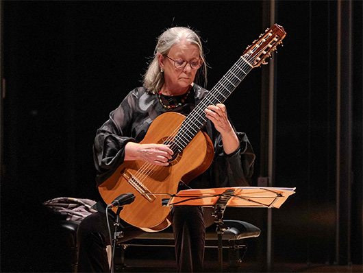 Raphaella Smits plays the guitar.