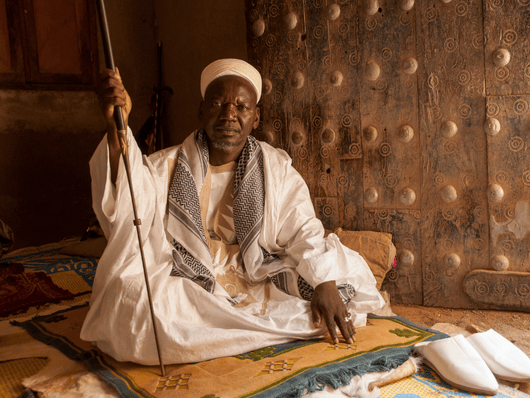 Hamdia Traoré (Malian, born 1992), Yelpha Djiété, Marabout et Maître Coranique. Il est Imam de la Grande Mosquée de Djenné-Konofia (Yelpha Djiété, Marabout and Qur’anic Teacher. He is Imam of the Great Mosque of Jenne-Konofia), from the series Des marabou