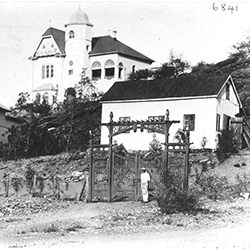 E. Schoedder, Three Villas on a Hill, Windhoek, Namibia, photograph not dated. Courtesy of the National Archives of Namibia.