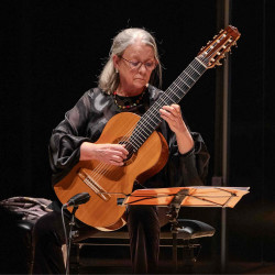 Raphaella Smits plays the guitar.